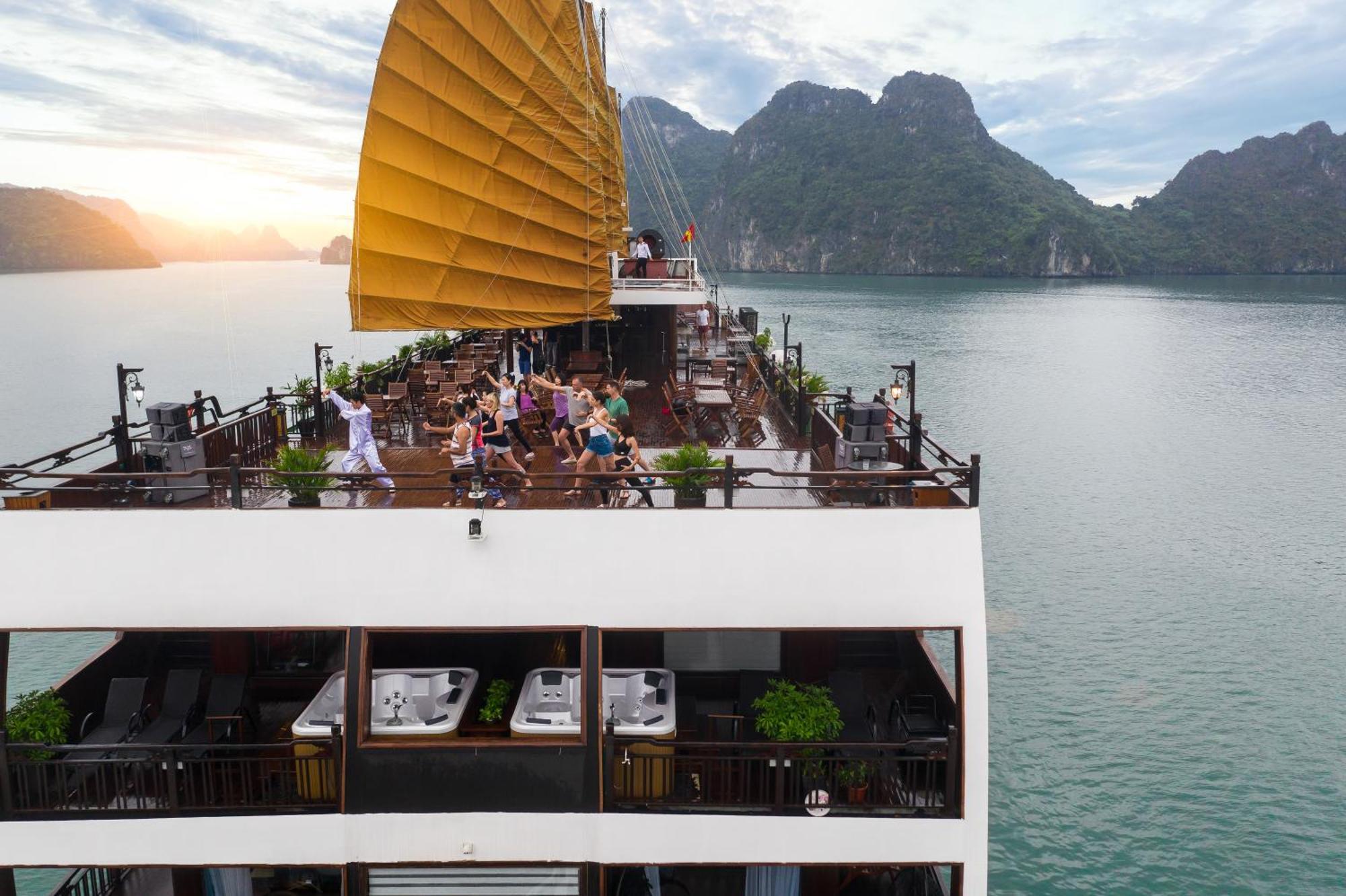 La Regina Legend Cruise Hotel Ха Лонг Екстериор снимка